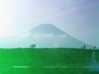朝もやにけむる富士山